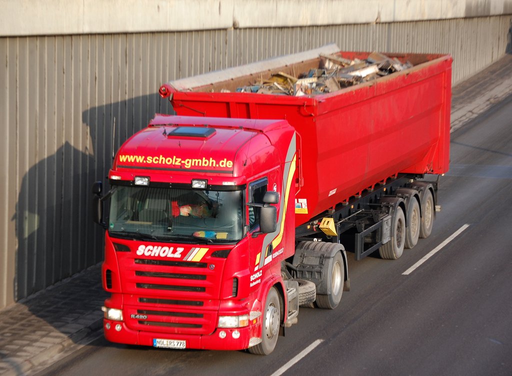 SCANIA R420 als Sattelkipper mit Schrottbef�llung der Fa. SCHOLZ, 13.02.09 Berliner Stadtautobahn H�he Knobelsdorffbr�cke.