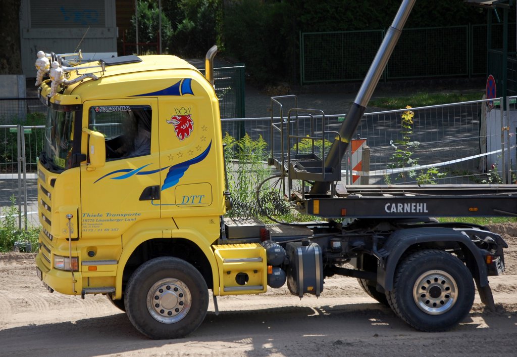 Scania R420 der Fa. THIELE eines Sattelkipper beim Abkippen, 28.07.09 Berlin-Karow. 