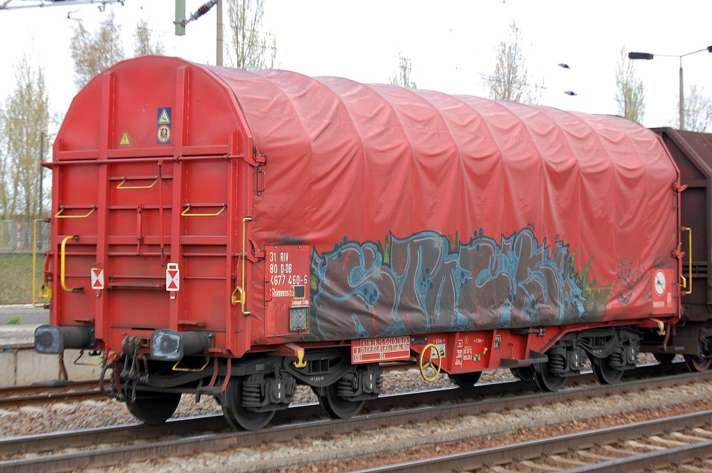 Schiebeplanenwagen der DB f�r Coiltransporte eingestellt mit der Nr. 31 RIV 80 D-DB 4677 460-6 Shimms-tu 720, 16.04.11 Bhf. Flughafen Berlin-Sch�nefeld.