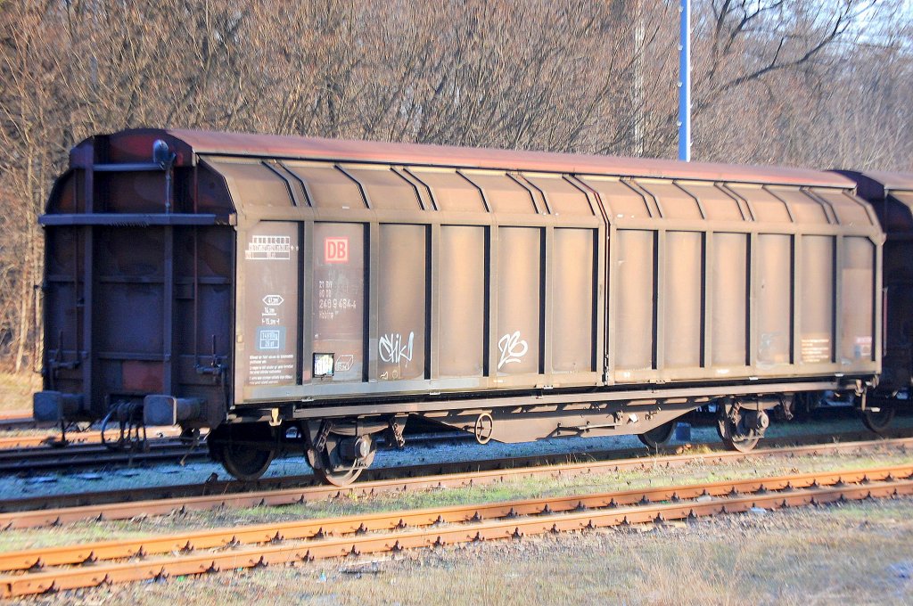 Schiebewandwagen der DB eingestellt mit der Nr. 21 RIV 80 DB 246 9 484-4 Hbbins 306, einer von meheren seit Monaten in Berlin Sch�nholz abgestellter G�terwagen, 29.01.11.