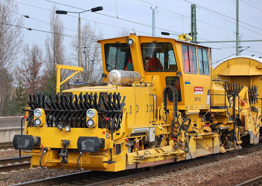 Schnellschotterplaniermaschine der DB Bahnbau Gruppe Dt.Plasser Typ SSP 110 SW (SSP 502/97 16 40 562 17-1) in einem Gleisbauzug am 20.03.12 Bhf. Flughafen Berlin-Sch�nefeld.