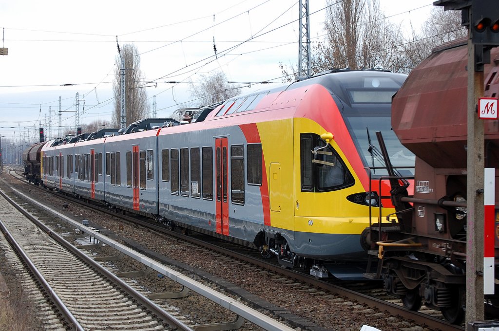 Schon ein farblich �berzeugendes Intermezzo an einem grauen Wintertag, ein fabrikneuer 5-teiliger FLIRT aus dem Stadler Werk Berlin Pankow f�r die HLB - Hessische Landesbahn GmbH wird �berf�hrt am 26.02.10 Berlin-Karow.