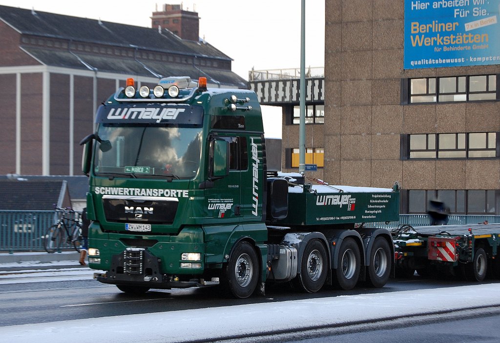 Schon das zweite Mal in diesem noch jungen Jahr, ein Schwertransportzug (unbeladen) der Fa. w.mayer verl�sst den Berliner Westhafen mit einem TGX 41.540, 03.02.12 Berlin-Putlitzbr�cke.