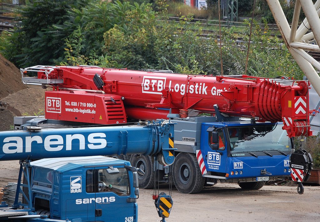Schwer einsch�tzbar ein LIEBHERR F�nfachs LTM 1100-5.2 bzw. LTM 11130-5.1 der Fa. BTB aus Berlin ist ebenfalls vor Ort am 03.10.09 Gro�baustelle Berlin-Ostkreuz, direkt neben dem sarens Raupenbagger wirkt dieser Fahrzeugkran wie ein Zwerg.