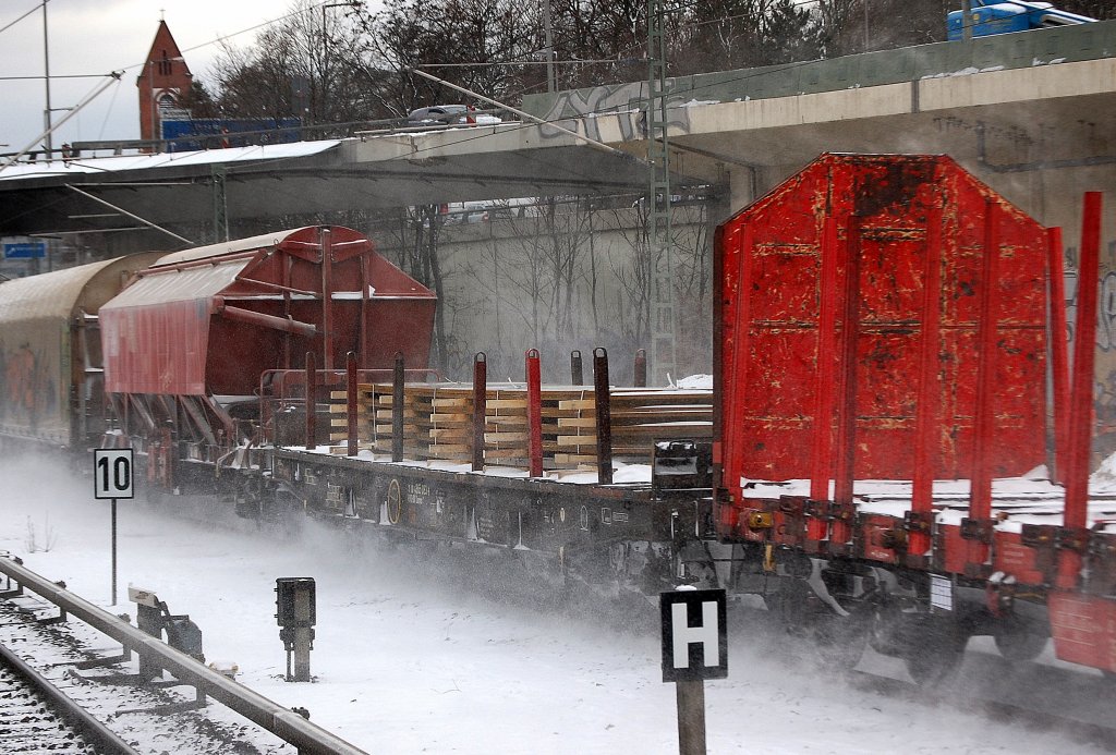 Schwerlast-Drehgestellflachwagen der DB Typ Samms 709 bzw. 710 beladen mit Stahlbrammen in einem gemischtem G�terzug gezogen 155 096-1, 14.12.10 Berliner Innenring H�he S-Bhf. Berlin-Westend.