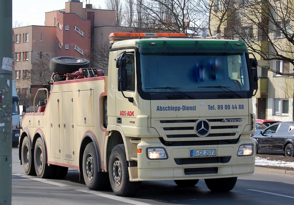 Schwerlastabschleppfahrzeug, ein MB ACTROS V8 4150 der Fa. ADS-ADK aus Berlin, 26.03.13 Berlin-Beusselbr�cke. 
