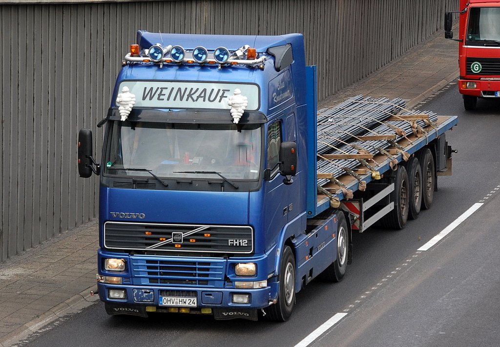 Sehr sch�ne VOLVO FH12 420 PS Zugmaschine der Fa. WEINKAUF mit Flachauflieger mit langen Stahlstangen beladen, 08.09.10 Berliner Stadtautobahn H�he Knobelsdorffstr.