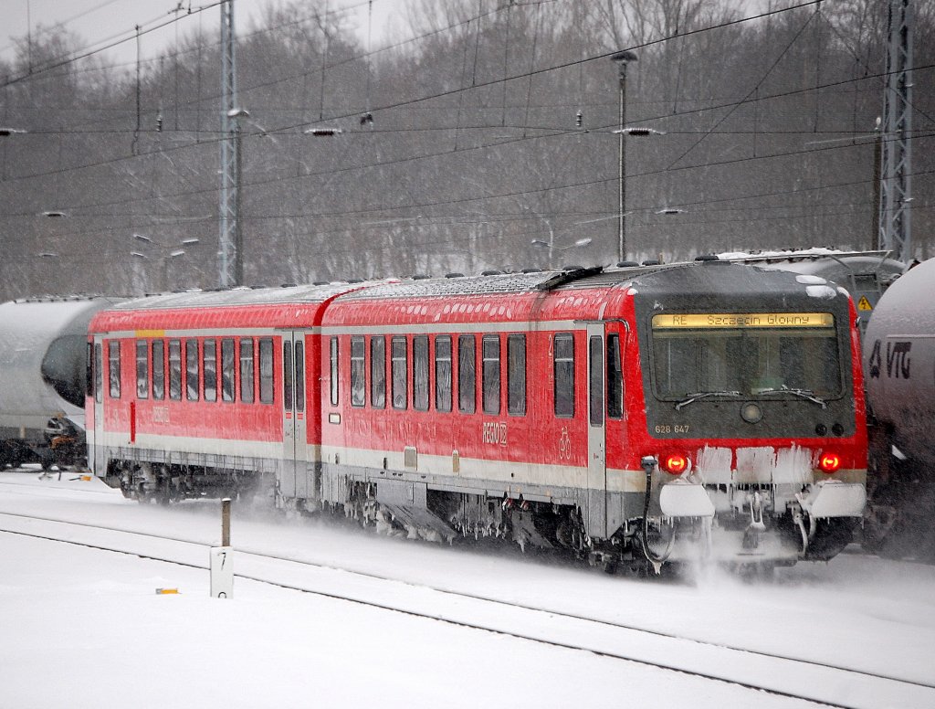 Sehr selten nur noch zu sehen die Triebz�ge der Br 628, es sind ja einige nach Polen verkauft worden andere bereits verschrottet, dieser hier m�glicherweise auch an Polen gegangen?, hier 628 647 mit der Anzeige RE Szczecin Glowny unterwegs und er fuhr �berraschend Gbf. Berlin-Greifswalder Str. Richtung Berlin-Lichtenberg, 12.02.10