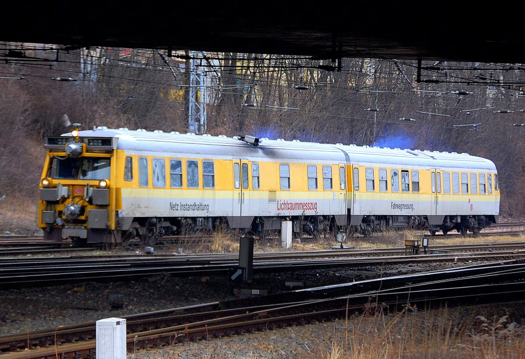 Seit 2006 in Diensten der DB Netz Instandhaltung, der Lichtraummesszug 719 045-7/719 046-5 (Limez III), hier am 18.03.11 nach dem Auftanken auf dem R�ckweg Richtung Bahn-Ausbesserungswerk am Bhf. Berlin-Lichtenberg.
