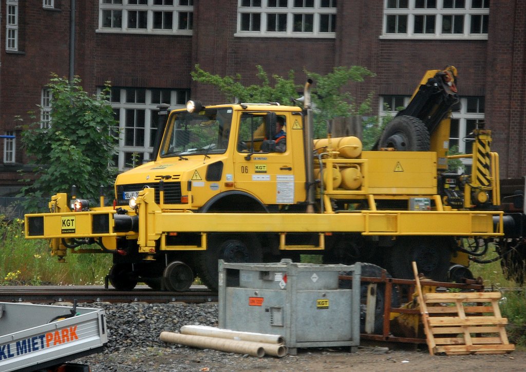 Seit einigen Wochen vor Ort t�tig und nur durchs S-Bahnfenster ablichtbar, ein MB Zweiwege-UNIMOG der Fa. KGT, die zwischen dem Bhf. Berlin-Lichtenberg und dem neuen Regionalbahnsteig am Bhf.Berlin-Ostkreuz f�r den Gleisbau t�tig ist. Interessant ist bei dieser Zweiwegevariante eine Art Metallring mit Puffersohlen, dadurch wirkt der MB UNUMOG etwas eigenartig, 01.07.13