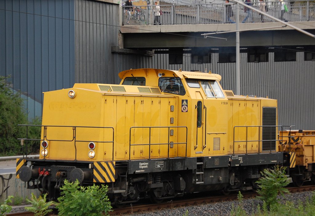 SGL V 150.04 (92 80 1293 510-4 D-EPOOL, Bj.1983) mit dem Gleisbauschienenkran KIROW 1200 der Hering Gleisbau GmbH am Haken Richtung Berlin Grunewald, 29.05.09 H�he Berlin Kaiserdamm/Messe Nord.