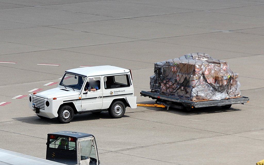 Sieht eigentlich wie ein gel�ndeg�ngiger PKW aus Hersteller?, jedenfalls hat dieses Fahrzeug der Fa. GlobeGround Berlin ein Frachtpalette am Haken, 23.06.12 Flughafen Berlin-Tegel.  