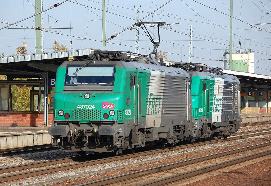 Sieht man auch nicht alle Tage eine der angemieteten ITL FRET/SNCF Loks 437024 zieht Schwesterlok 437023 durch den Bhf. Berlin-Sch�nefeld Flughafen, 29.10.10