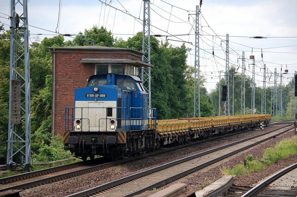 SLG Lok V 100-SP-009 (92 80 1203 129-2 D-SLG) mit Baustellenzug Richtung Bernau, 30.05.13 Berlin-Karow.