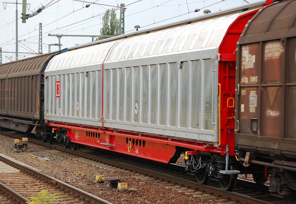 So gl�nzend und neu sieht man Schiebewandwagen h�chst selten, hier einer der DB  vom Typ Habbiins 352, ein Schiebewandwagen mit vier Rads�tzen, ohne Trennwandsystem in einem Ganzzugverband am 12.08.10 Bhf. Flughafen Berlin-Sch�nefeld.