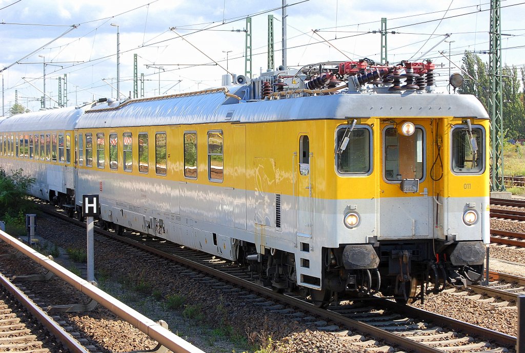 Steuerwagen eines Messzuges der DB Systemtechnik angeschoben von der MRCE Leasinglok ES 64 U2-028, es ist der Wagen mit der Nr. D-DB 63 80 99-95 011-2 D(Mess)m 330, 15.09.10 Berlin-Beusselstr.