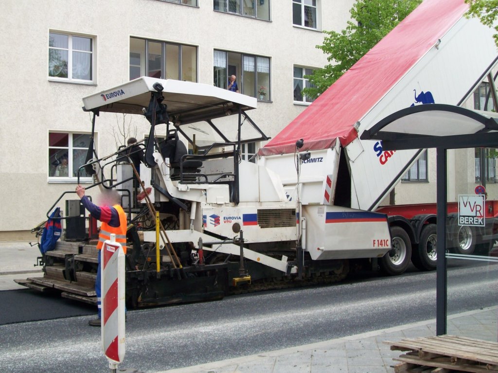 Stra�enfertiger DYNAPAC F 141C der Baufirma EUROVIA am 29.04.08 Berlin-Wei�ensee. 