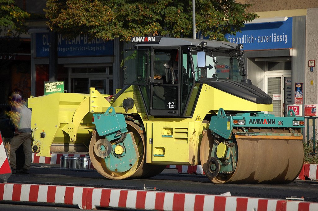 Tandemwalze AMMANN AV95-2 mit Streutrichter am 25.09.09 Berlin-Kaiserdamm. 