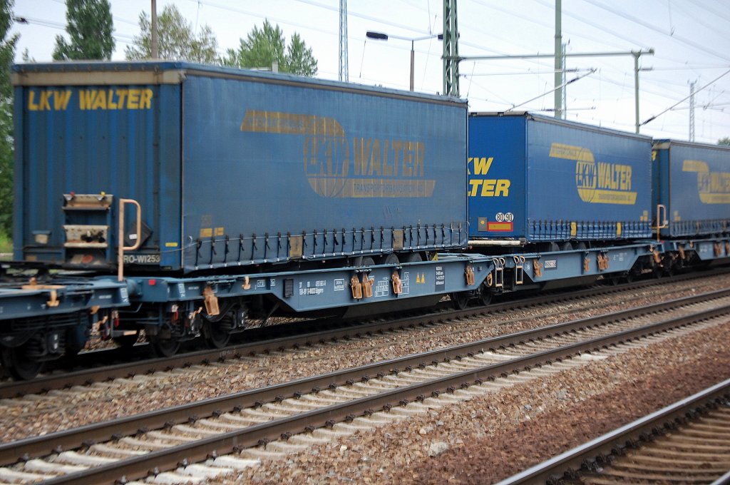 Taschwagendoppelwageneinheit vom Einsteller wascosa eingestellt in Deutschland mit der Nr. 37 TEN-RIV 80 D-WASCO 4993 686-7 Sdggmrs am 21.06.12 Bhf. Flughafen Berlin-Sch�nefeld.