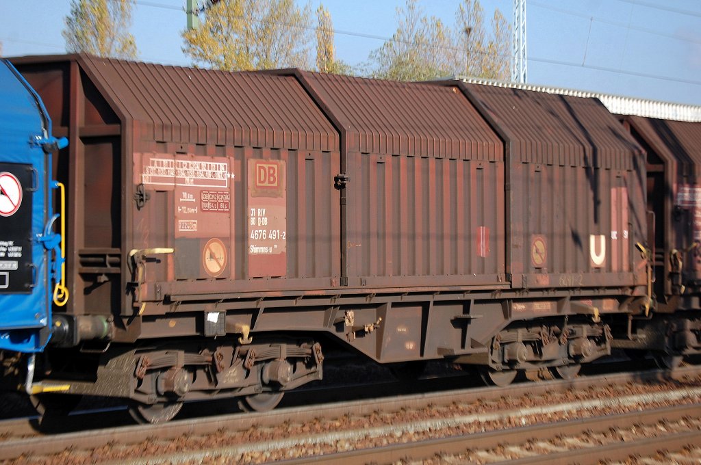 Teleskophaubenwagen der DB mit vier Rads�tzen eingestellt mit der Nr. 31 RIV 80 D-DB 4676 491-2 Shimmns-u 708, 31.10.09 Bhf. Flughafen Berlin-Sch�nefeld.
