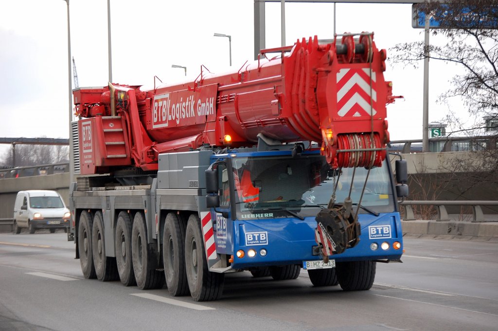 Toller Anblick, ein LIEBHERR LTM 1300-6.1 der Fa. BTB Logistik GmbH aus Berlin, Berliner Stadtautobahn H�he Knobelsdorffstr. am 17.02.09  
