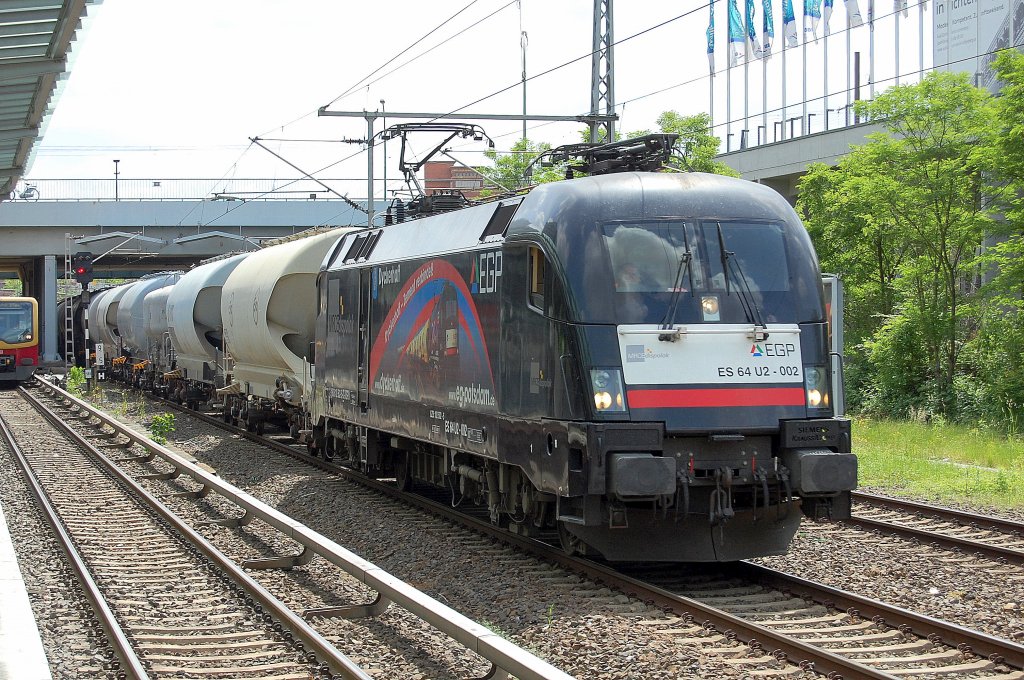 Trotz Kabelbrand Berlin Ostkreuz besteht ab Mittags wieder Bahnverkehr am Berliner �stlichen Innenring, hier kommt die MRCE DISPO Lok ES 64 U2-002 der EGP mit einem Ganzzug Zementstaubsilowagen am S-Bahhnhof Berlin Landsberger Allee Richtung Greifswalder Str vorbeigefahren, 23.05.11