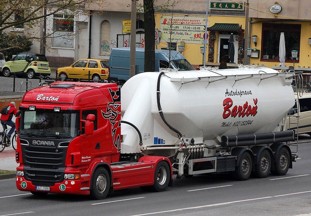 Tschechischer Sattelzug mit Eutersiloauflieger mit SCANIA R560 Zugmaschine, 25.04.12 Berlin-Adlershof.