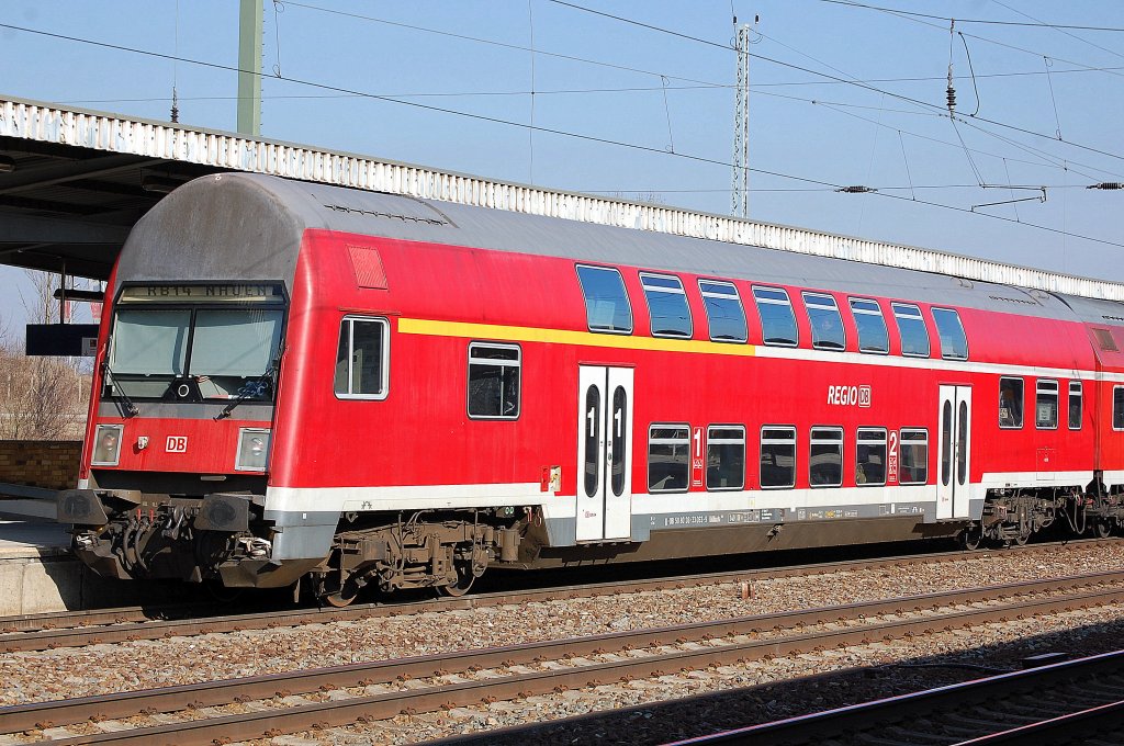 Typischer Doppelstocksteuerwagen in Regionalverkehr Berlin-Brandenburg mit 1. und 2. Klasse und flacher Frontseite der etwas �lteren Generation, im Bild der Wagen mit der Nr. D-DB 50 80 36-33 063-9 Typ DABbuzfa 760 der Linie RB14 nach Nauen, 23.02.11 Bhf. Flughafen Berlin-Sch�nefeld. 
