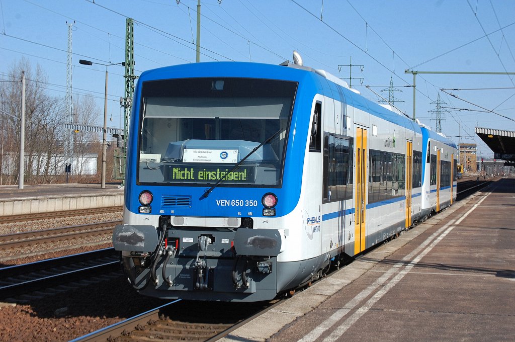 �berraschende Testfahrt im Bhf. Flughafen Berlin-Sch�nfeld am 07.03.11 des T�V S�D Rail GmbH Pr�fstelle Schienenfahrzeuge mit zwei RegioShuttle der Rhenus Veniro GmbH & Co.KG/ Freiberger Eisenbahnges. mbH (FEG). Es sind VEN 650.350 (95 80 0650 350-1 D-VEN, STADLER Bj. 2009) + VEN 650.352 (95 80 0650 352-7 D-VEN, STADLER Bj.2009) der Hunsr�ckbahn.