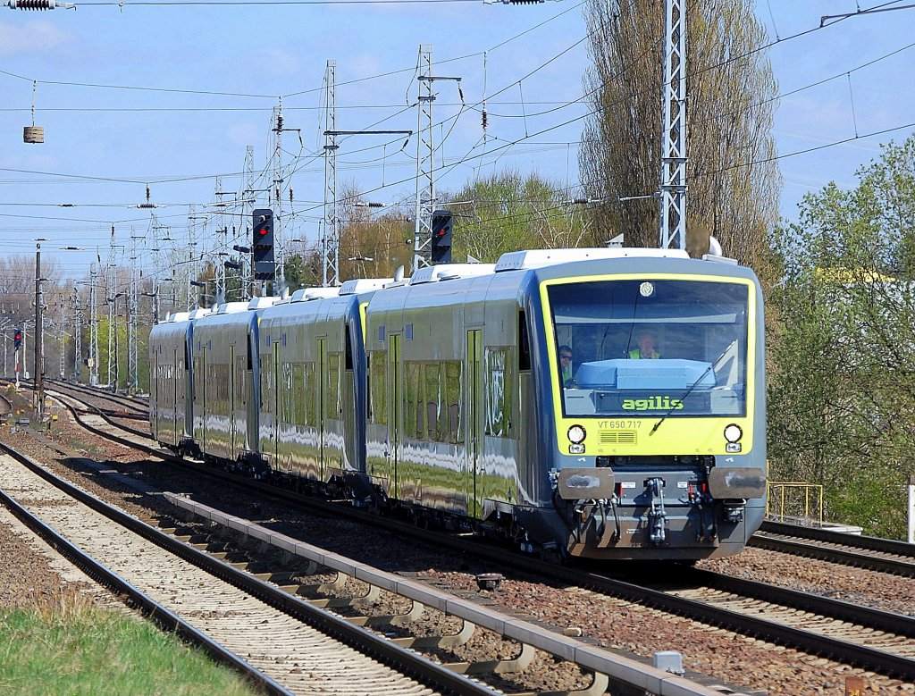 �berraschung zur Mittagszeit, ein RegioShuttle Vierergespann der noch ganz neuen agilis Triebz�ge bestehend aus VT 650.717 + VT 650.715 + VT 650.720 + VT 650.716 Richtung Berliner Innenstadt, 15.04.11 Berlin-Karow.