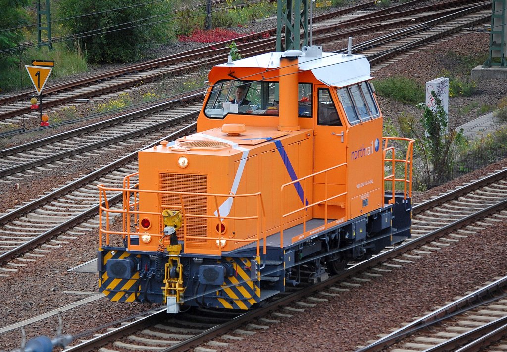 Und auch die kleine MaK G400B (98 80 3352 103 D-KIEL) der Fa. northrail eilt wider mitten durch Berlin, 29.09.10 Berlin-Westhafen. 