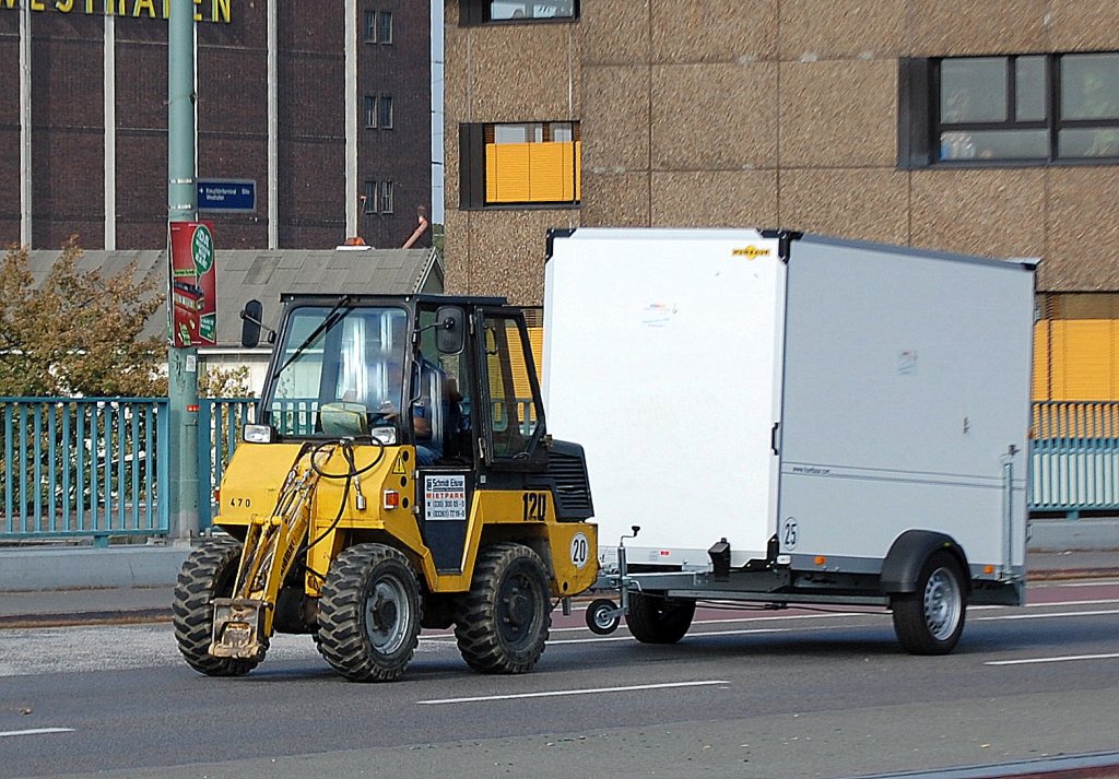 Ungew�hnliches Gespann ein �lter Kramer Allrad Typ 120 Radlader ohne Schaufel (Leasingbaumaschine) mit H�nger auf der Putlitzbr�cke Berlin-Moabit am 04.10.11