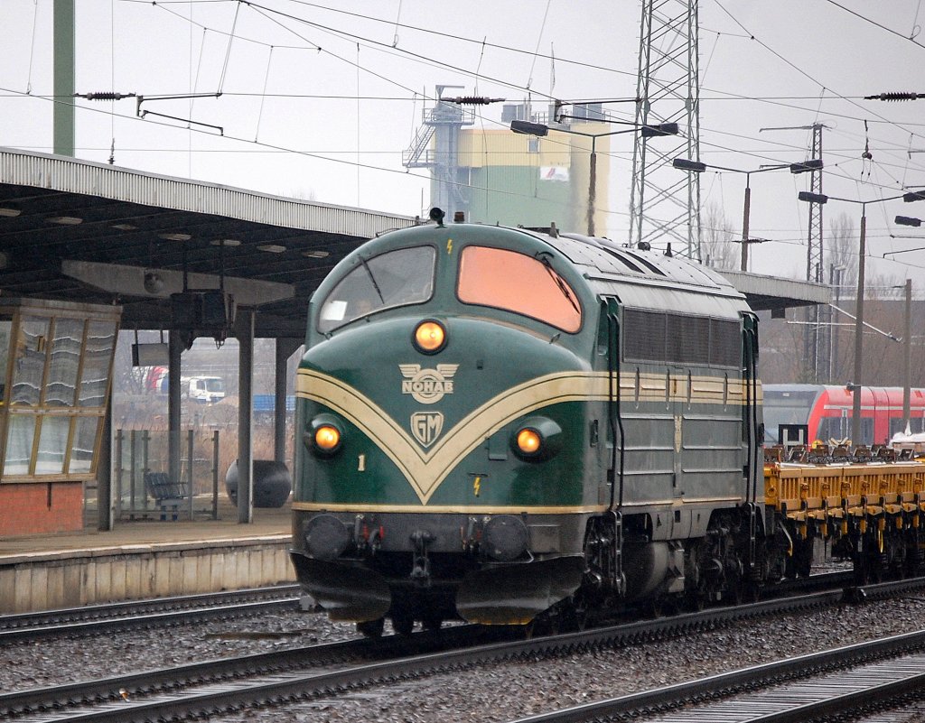 V170 1131 (92 80 1227 003-1 D-EIVEL, Nohab Bj. 1957) in gr�ner GM-Lackierung mit Bauzug am 20.03.10 bei der Duchfahrt im Bhf. Flughafen Berlin-Sch�nefeld, 