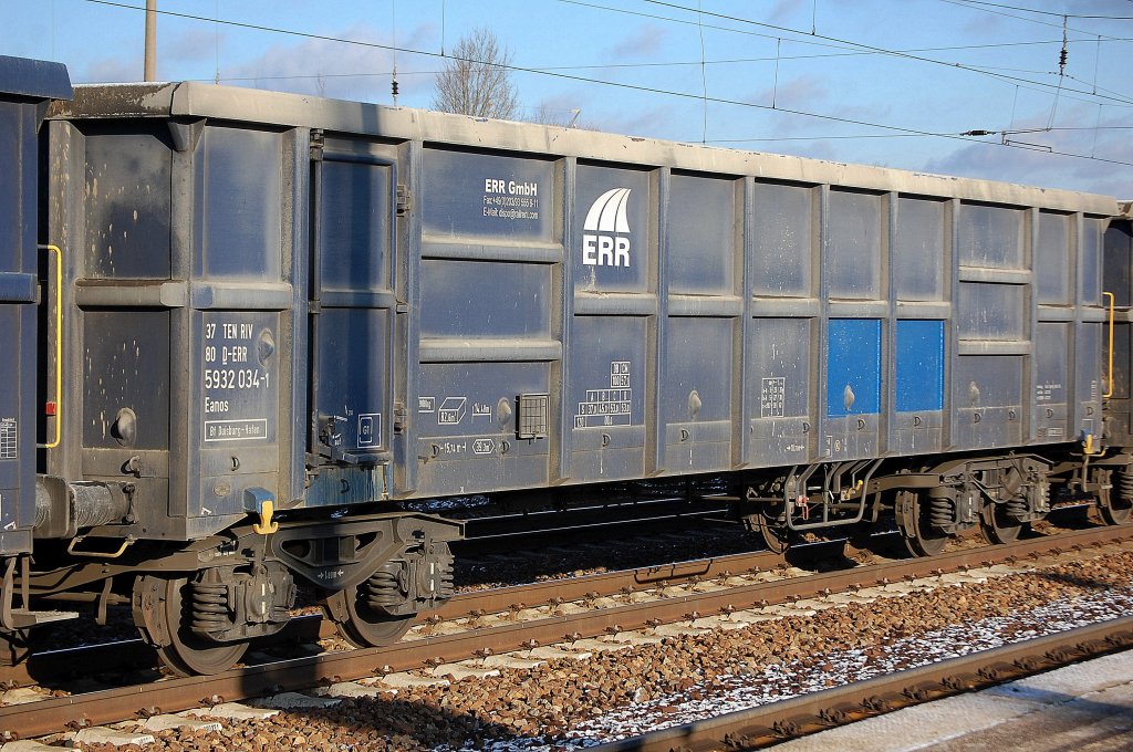 Vierachsiger offener G�terwagen vom Wageneinsteller ERR GmbH eingestellt mit der Nr. 37 TEN RIV 80 D-ERR 5932 034-1 Eanos, Bf.Dusiburg-Hafen, in einem Ganzzug gleichartiger Wagen am 05.12.12 Bhf. Flughafen Berlin-Sch�nefeld.