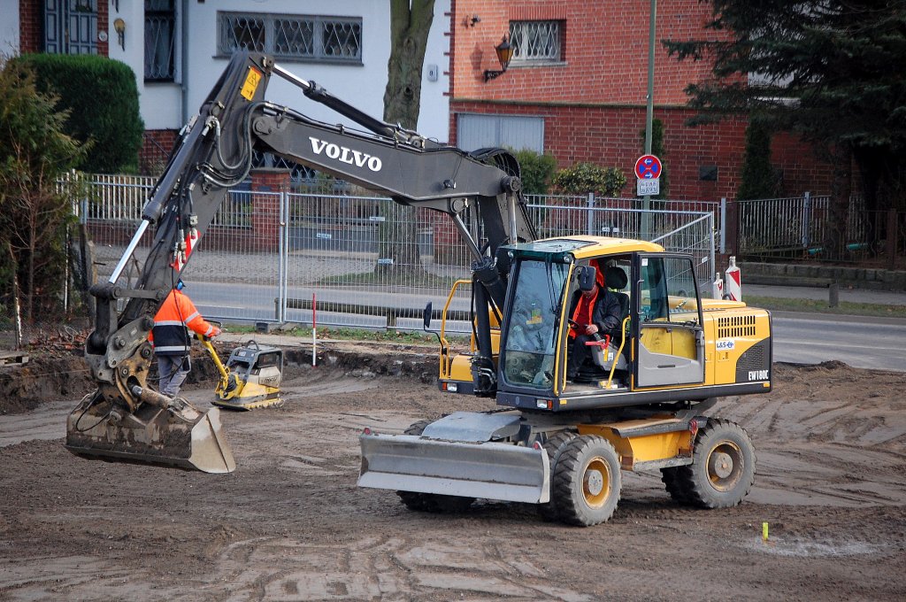 VOLVO EW180C bei Bauarbeiten am Bhf. Berlin-Karow, 05.12.09