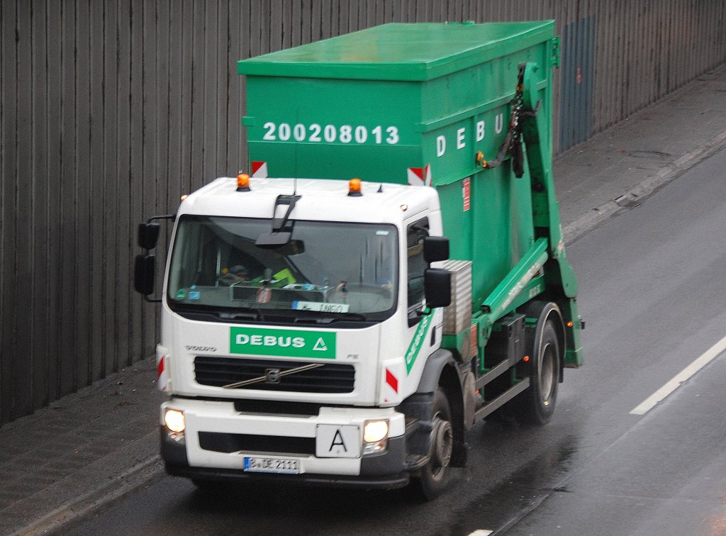 VOLVO FE 450 PS Absetzkipper der Fa. DEBUS mit ungew�hnlich hohem Absetzcontainer (sehe ich zum ersten Mal), 25.01.11 Berliner Stadtautobahn H�he Knobelsdorffbr�cke. 