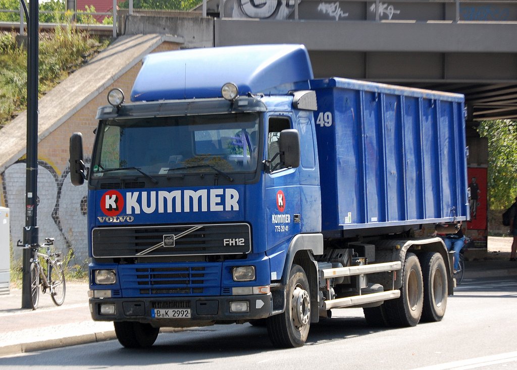 VOLVO FH12 Abrollkipper der Fa. KUMMER, 22.08.12 Berlin-Pankow.