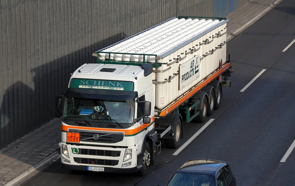 VOLVO FM 410 Sattelzug der Sped. SCHENK TRANPORT/AIR PRODUCTS mit Spezialbeh�ltern f�r verdichteten Wasserstoff siehe Gefahrstofftafel, 31.01.13 Berliner Stadtautobahn H�he Kaiserdamm.