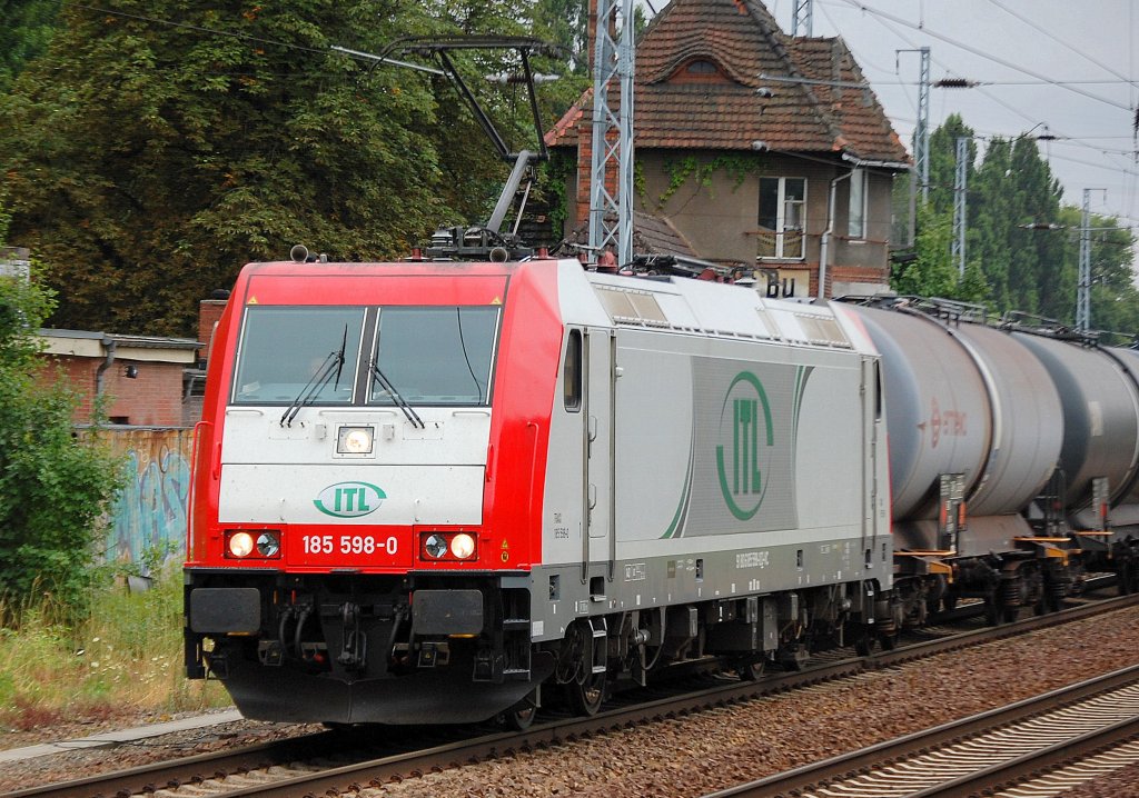 Von CapTrain (fr�her Veolia) angemietet, die ITL-Lok 185 598-0 (91 80 6185 598-0 D-VC, Bombardier Bj.2008) mit Leerzug Kesselwagen Richtung Schwedt, 23.07.10 Berlin-Buch. 