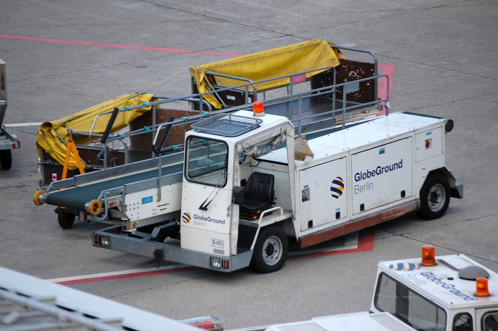 Vorfeldfahrzeug (Mobiles F�rderband) von GlobeGround Berlin, 09.06.12 Flughafen Berlin-Tegel.