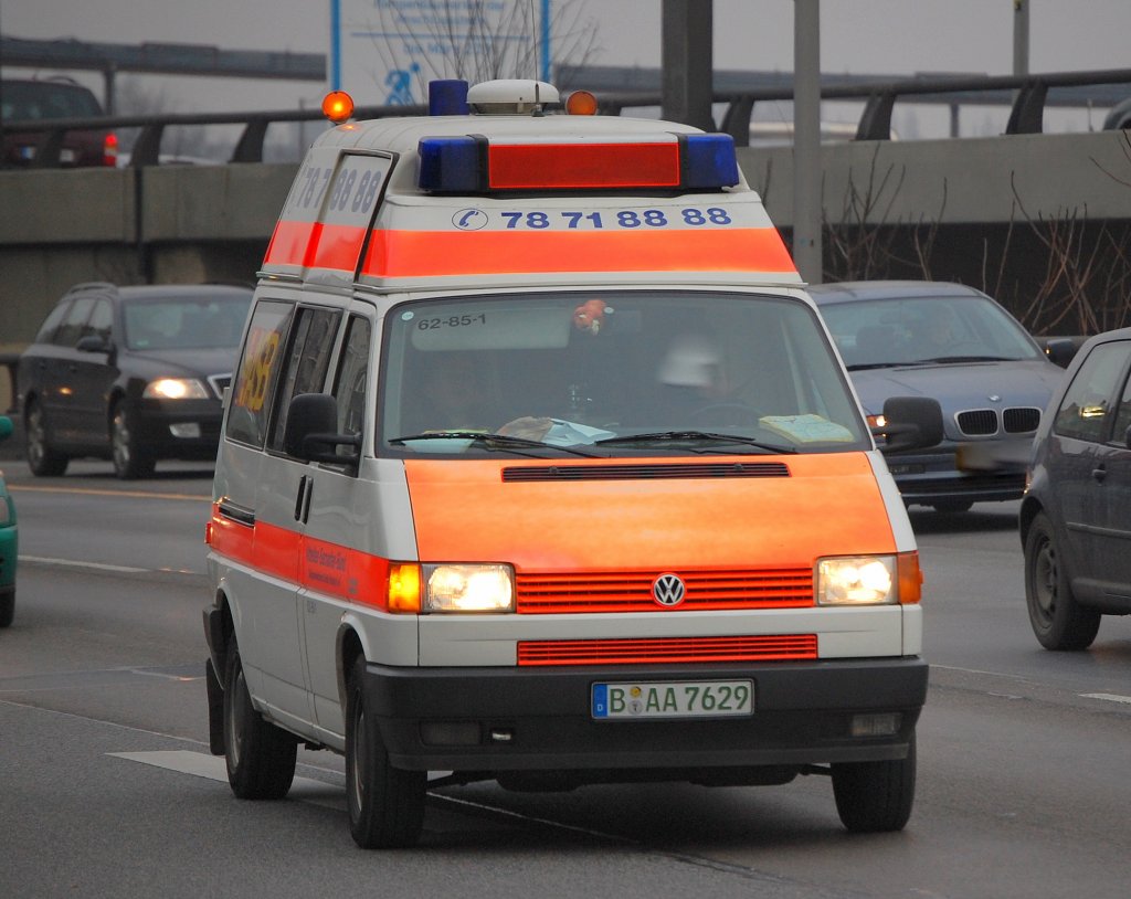 VW Hochdach-Krankentransporter des ASB Berlin, 04.02.09 Berliner Stadtautobahn H�he Knobelsdorffstr.