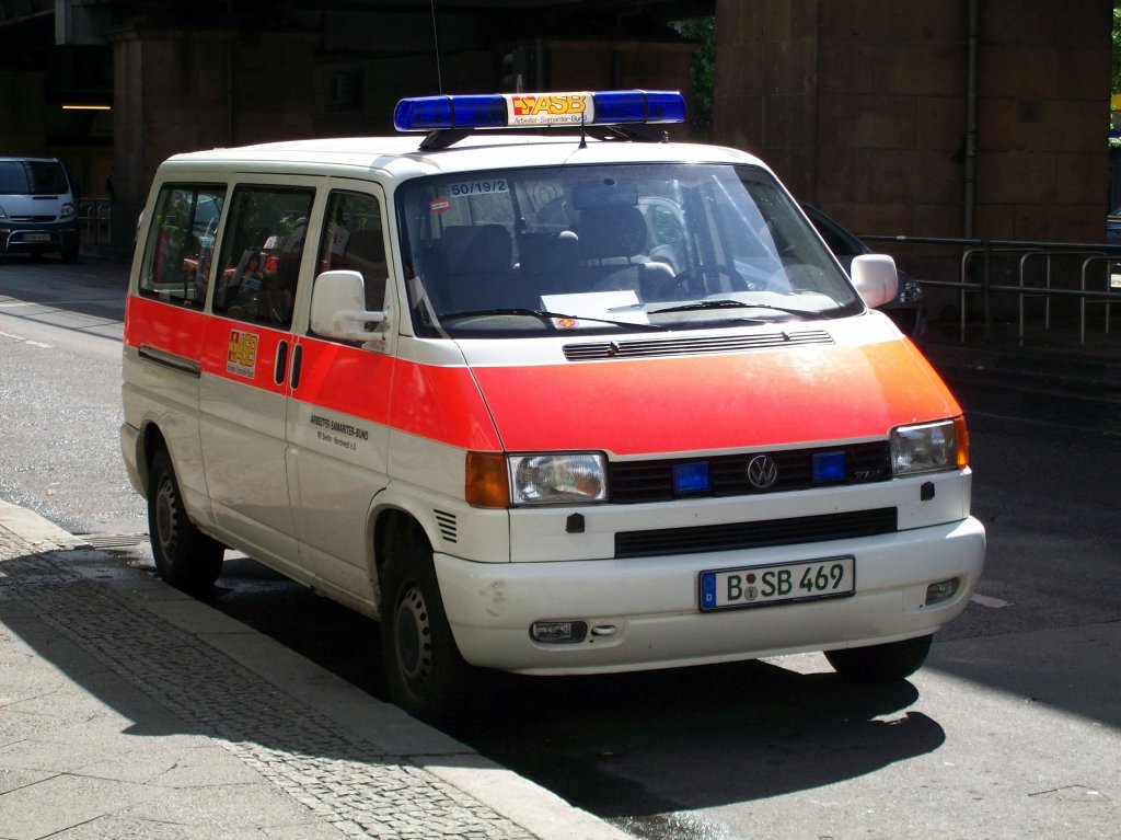 VW Krankentransporter des ASB Berlin, 06.05.09 Berlin Sch�nhauser Allee.