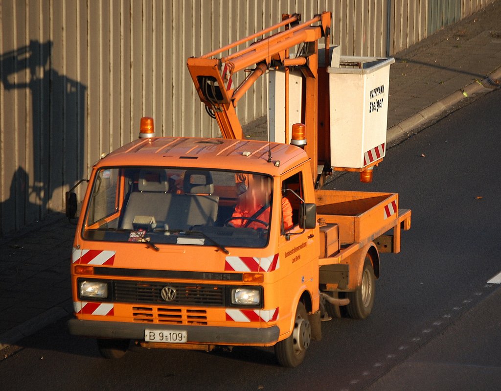 VW LT 35 Transporter mit RUTHMANN/STEIGER Hydraulikarbeitsb�hne als Aufbau der Bundesstra�enverwaltung Land Berlin, 18.10.10 Berliner Stadtautobahn H�he Knobelsdorffstr.  