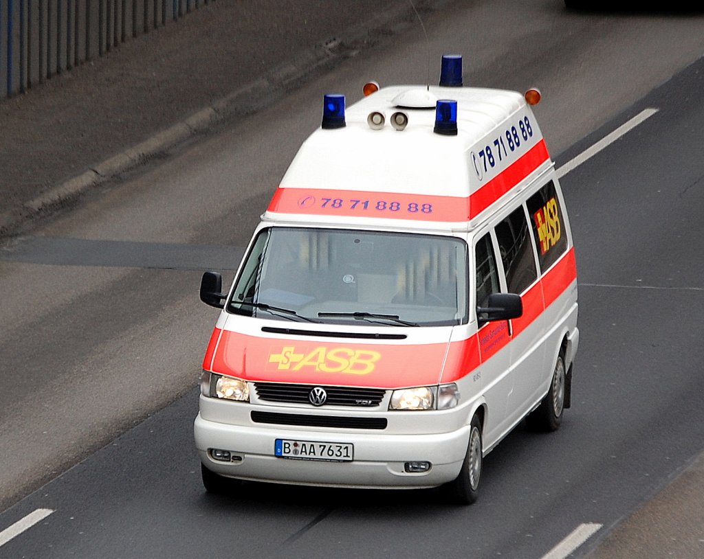 VW TDI Hochdach Krankentransportfahrzeug der ASB in Berlin, 29.03.10 Berliner Stadtautobahn H�he Knobelsdorffstr.