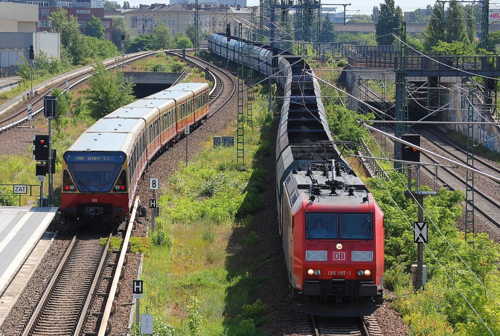 W�hrend eine S-Bahn der Linie (S41 Ringbahn) der S-Bhf. Berlin-Westhafen verl�sst kommt 185 197-1 mit einem Ganzzug polnischer Sch�ttgutwagen (Kohle) Richtung Berlin-Spandau gefahren, 17.06.13 Berlin-Putlitzbr�cke.