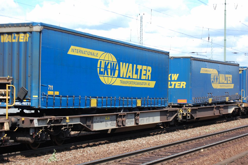 Wechselbeh�lterladewagen-Doppeleinheit eingestellt in Deutschland mit der Nr. 33 RIV 68 D-AAEC 4955 367-0 Sdggmrs 31 Ladegut: Sattelh�nger Wechselbeh�lter u. Container, 26.07.11 Bhf. Flughafen Berlin-Sch�nefeld.