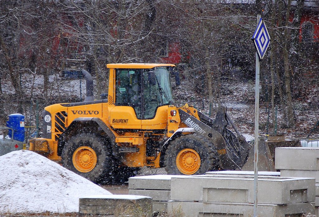 Weitere Gro�baustelle und Entfernung der Gleisanlagen bzw. Erneuerung des Innenrings gegen�ber S-Bhf. Berlin Frankfurter Allee, im Bild der Leasingradlader VOLVO L70F, 26.11.10
