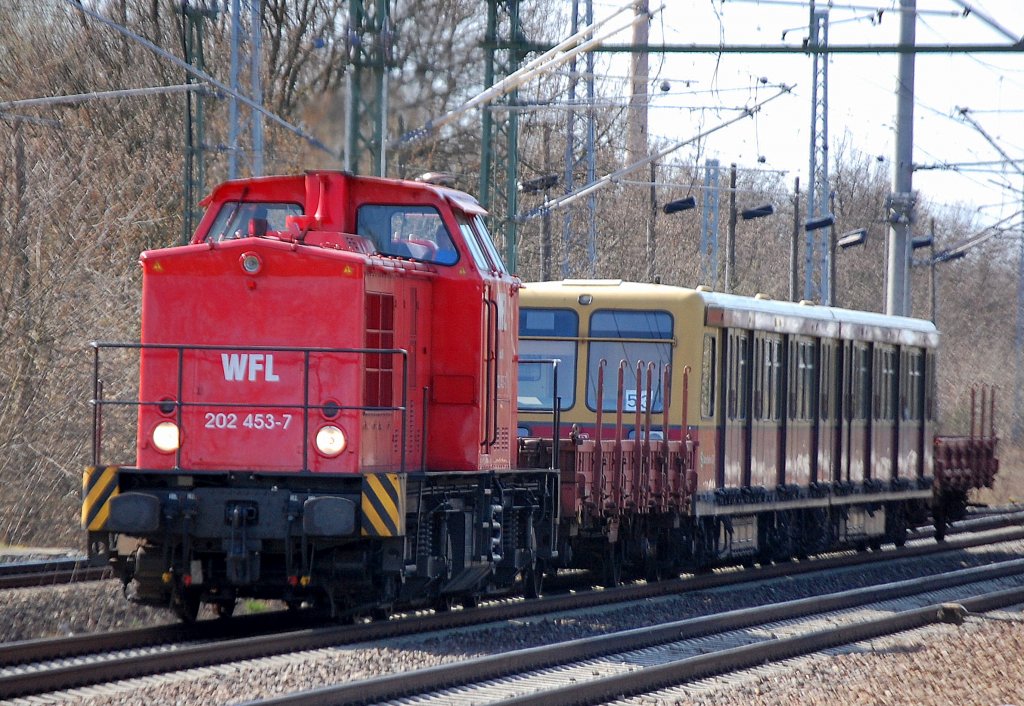 WFL 202 453-7 Lok 16 (98 80 3203 812-3 D-WFL, Bj. 1975) �berf�hrt einen S-Bhan Viertelzug der BR 485 zum Bombardierwer Hennigsdorf, 01.04.10 Berlin-Blankenburg.