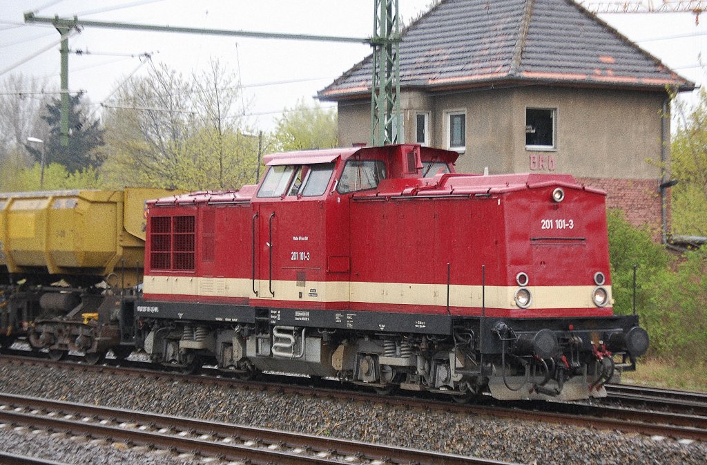 WFL Lok 18/201 101-3 (98 80 3201 101-3 D-WFL, LEW Bj.1968) nach erfolgtem Umsetzen in Berlin-Blankenburg auf dem Weg Richtung Innenstadt mit einigen Sch�ttgutkippwagen, 14.04.11