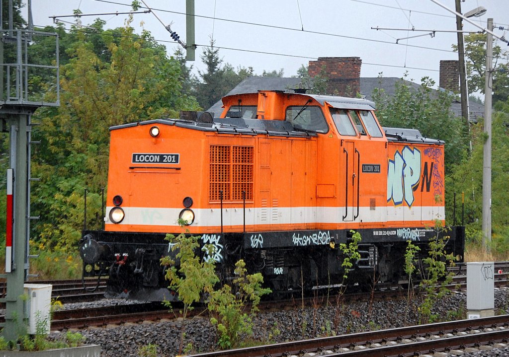 Wie so viele Bahnfahrzeuge in Berlin und Umgebung hat auch LOCON 201 (98 80 3201 211-0 D-LOCON) in diesen Sommerferien ordentlich Schmierereien abbekommen, nun sind die Ferien vorbei und die Malereien werden wieder zur�ckgehen, 23.08.10 Berlin-Blankenburg.